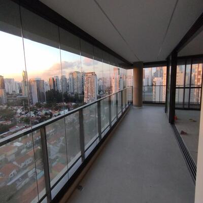 Envidraçamento de sacada em Campo Belo da GSK Engenharia de Vidros
