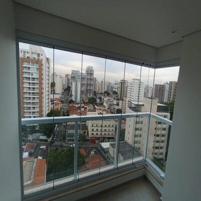 Envidraçamento de sacada em Moema da GSK Engenharia de Vidros