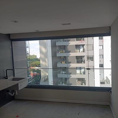 Envidraçamento de sacada na Saúde da GSK Engenharia de Vidros