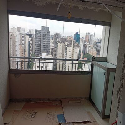 Envidraçamento de sacada na Vila Olímpia da GSK Engenharia de Vidros