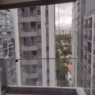 Envidraçamento de sacada no Morumbi da GSK Engenharia de Vidros