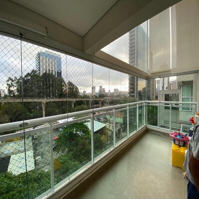 Fechamento de sacada no Itaim Bibi da GSK Engenharia de Vidros