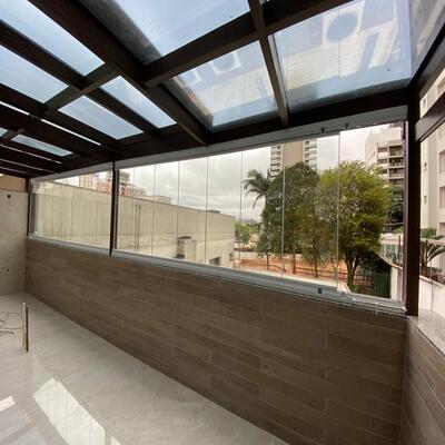 Fechamento de sacada no Morumbi da GSK Engenharia de Vidros