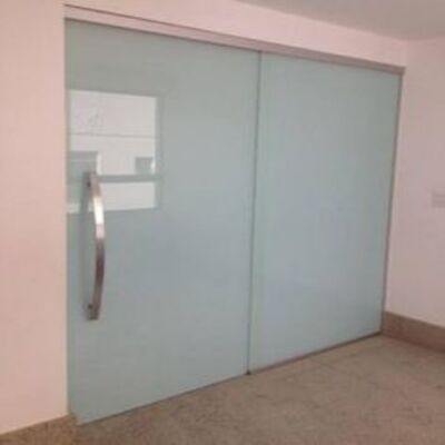 Porta de vidro em Moema da GSK Engenharia de Vidros