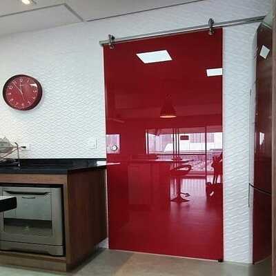 Porta de vidro na Liberdade da GSK Engenharia de Vidros
