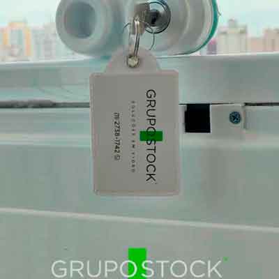 Porta de vidro da Grupo Stock