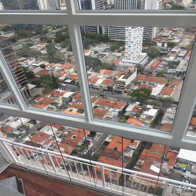 Sacada de vidro na Vila Olímpia da GSK Engenharia de Vidros